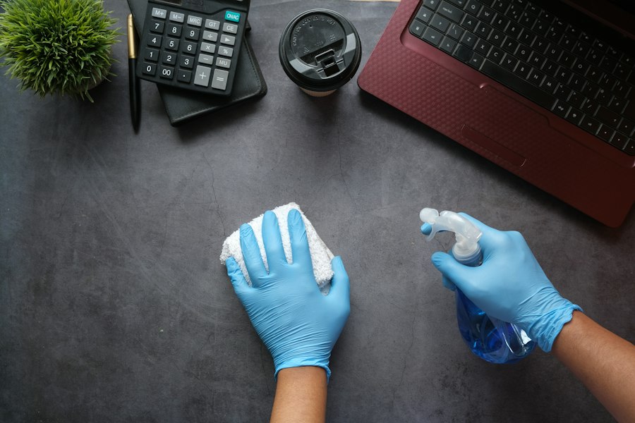 Escritorio de oficina limpiado con paño y pulverizador en Macul