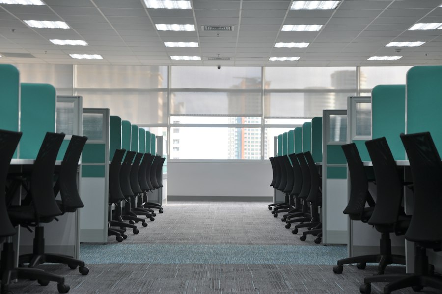 Puestos de trabajo vacíos de una oficina en Macul