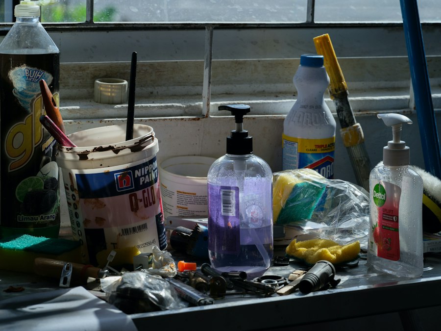 Insumos de limpieza ordenados sobre una superficie